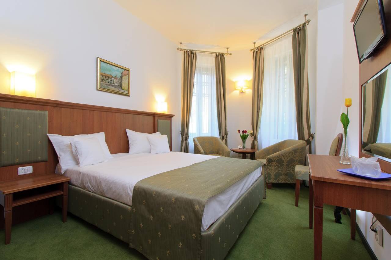 Cazare Hotel Palace 21