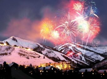 fotografie cu peisaj de munte si artificii in seara de revelion