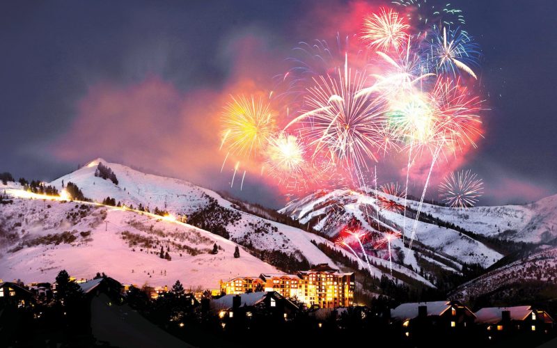 fotografie cu peisaj de munte si artificii in seara de revelion
